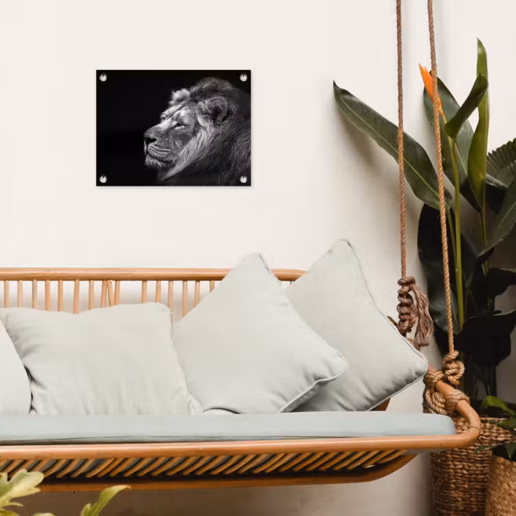 Leeuw tegen zwarte achtergrond in zwart-wit tuinposter los doek klein -sfeer7