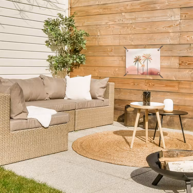 Palmbomen - Heuvels - Minimalistisch - Zachtroze tuinposter los doek klein -sfeer4