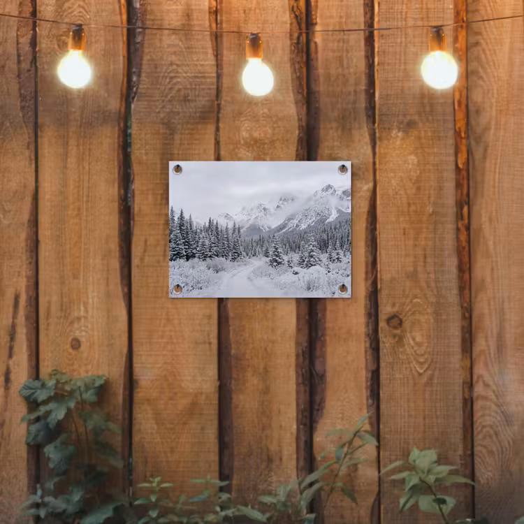 Weg - Bergen - Sneeuw - Naaldbos - Avontuurlijk tuinposter los doek klein -sfeer1