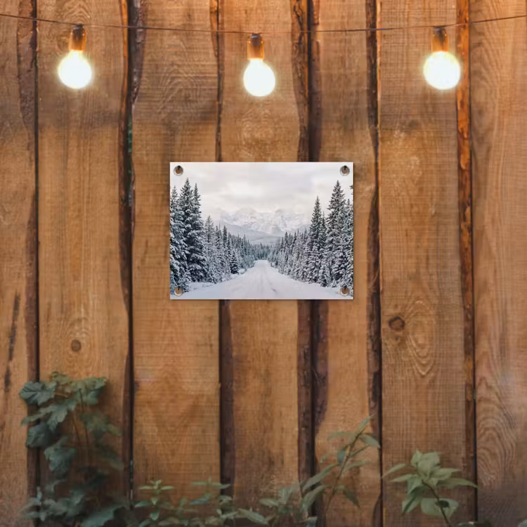 Weg - Sneeuw - Naaldbos - Winter - Avontuurlijk tuinposter los doek klein -sfeer1