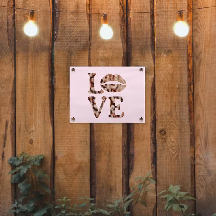 Tekst - Love - Pantervacht - Lichtroze tuinposter los doek klein -sfeer1