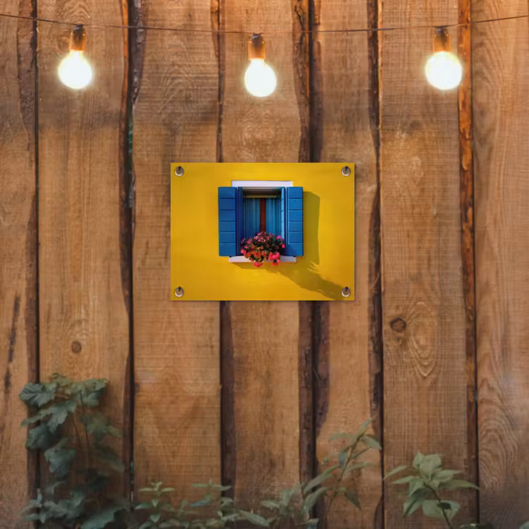 Raam - Bloemen - Gele muur tuinposter los doek klein -sfeer1