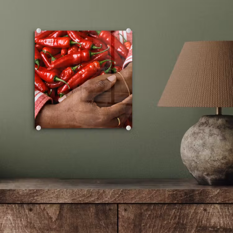 Glass Print - Chili Peppers - Red - Hands - Chilipepers - Rood - Handen plexiglas 5mm klein