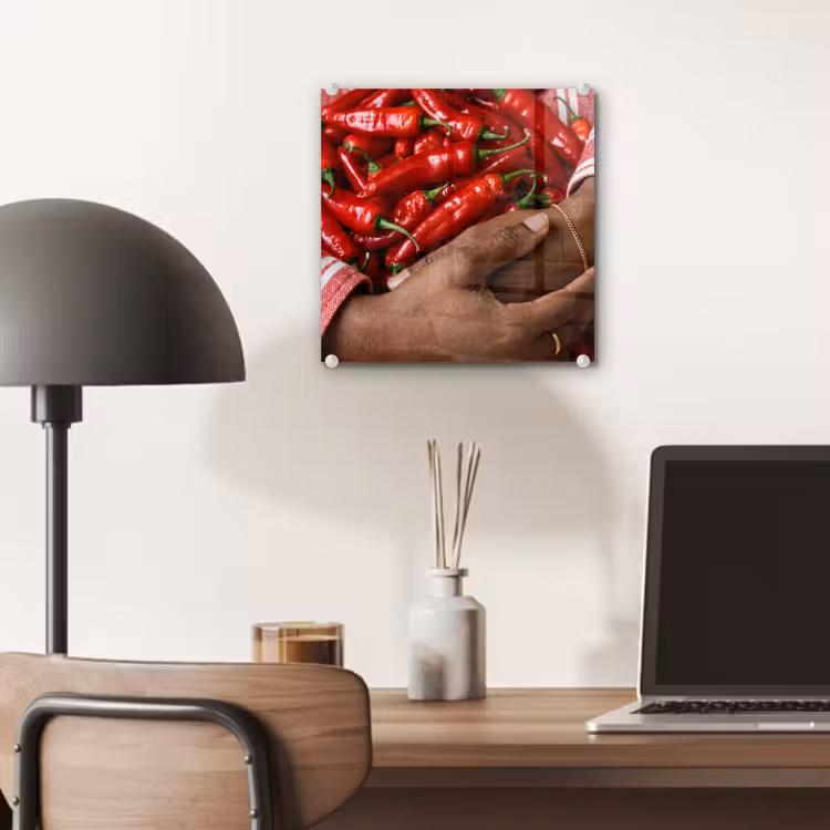 Glass Print - Chili Peppers - Red - Hands - Chilipepers - Rood - Handen plexiglas 5mm klein