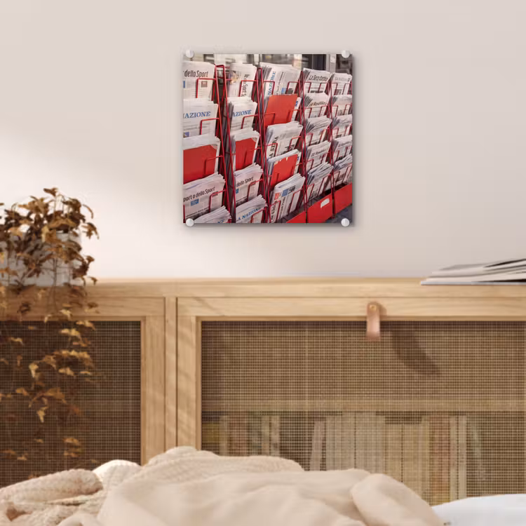 Kranten - Rek - Stedelijk - Dagelijks leven - Rood plexiglas 5mm klein -sfeer4