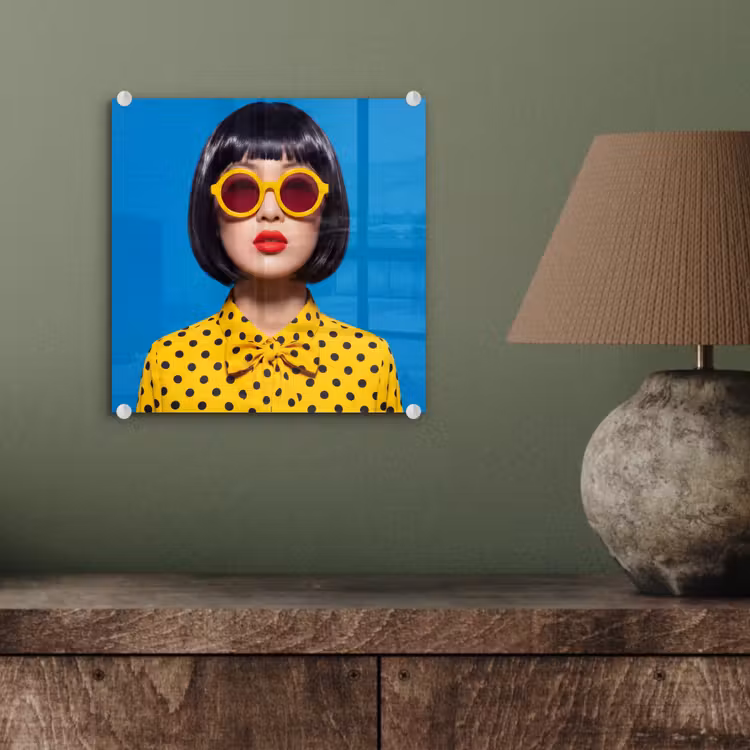 Vrouw - Zonnebril - Pop Art - Portret - Geel plexiglas 5mm klein -sfeer3