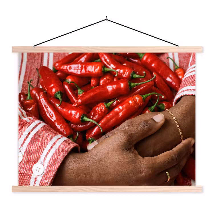 Hanging Poster - Chili Peppers - Red - Hands - Chilipepers - Rood - Handen textielposter latten blank klein