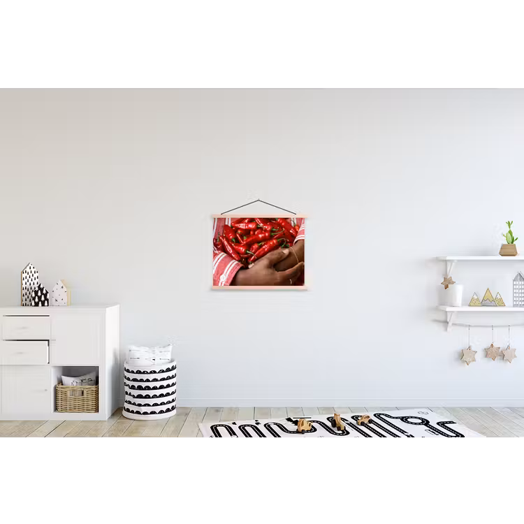 Hanging Poster - Chili Peppers - Red - Hands - Chilipepers - Rood - Handen textielposter latten blank klein