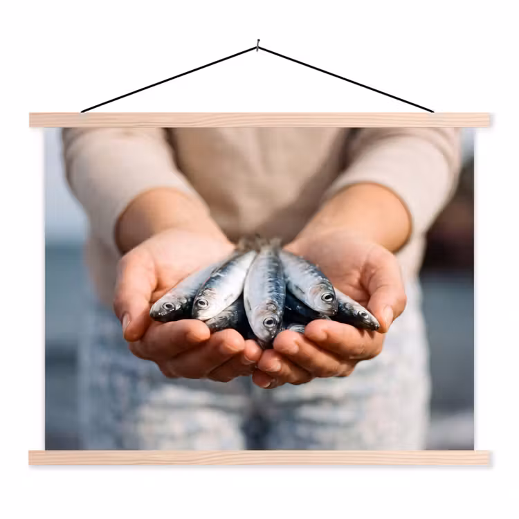 Hanging Poster - Fish - Hands - Nature - Vis - Handen - Natuur textielposter latten blank klein