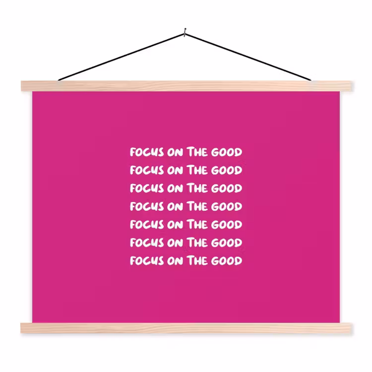 Focus on the good - Roze - wit textielposter latten blank klein -3d