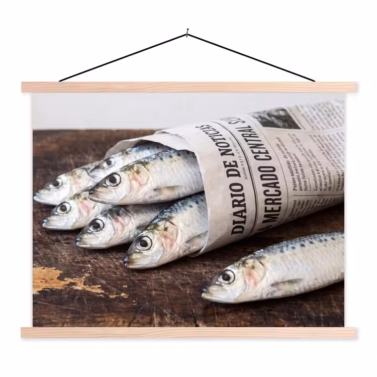 Hanging Poster - Little Sardine - newspaper - cutting board - Sardientje - krant - snijplank textielposter latten blank klein