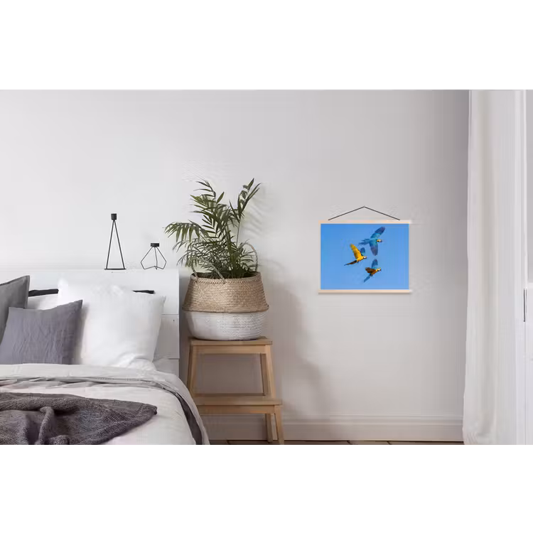 Papagaai - Vliegen - Blauw - Geel textielposter latten blank klein -woonkamer