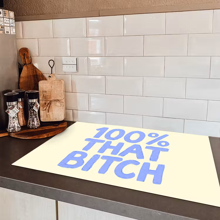 100% that bitch - Blauw - Wit Inductie beschermer vinyl 3mm klein -sfeer3