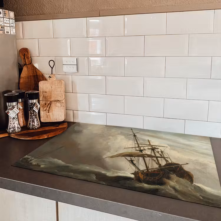 Een schip in volle zee bij vliegende storm - Schilderij van Willem van de Velde Inductie beschermer vinyl 3mm klein -sfeer3