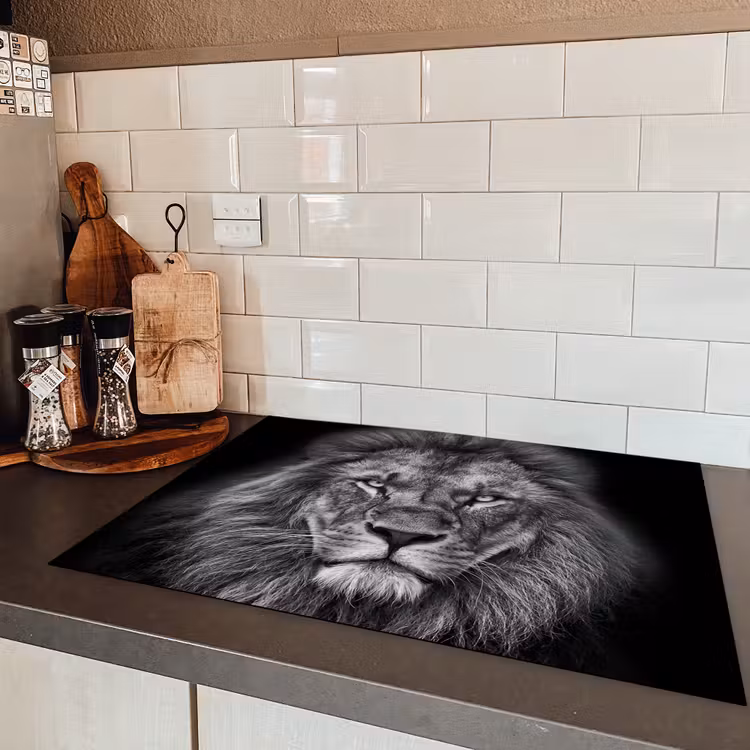 Dieren - Leeuw - Zwart - Wit - Portret Inductie beschermer vinyl 3mm middel -sfeer3