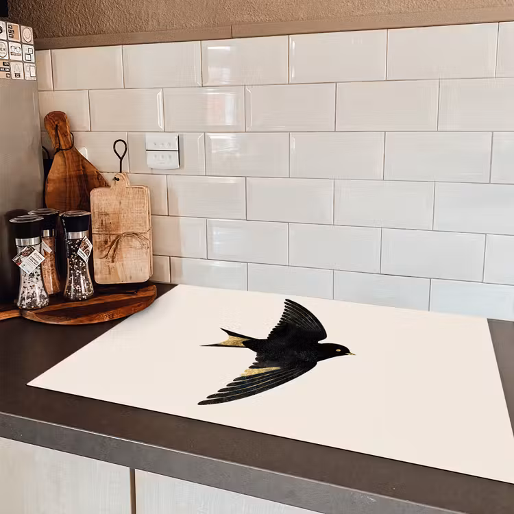 Zwarte zwaluw - Gouden accenten - Lichte achtergrond Inductie beschermer vinyl 3mm klein -sfeer3