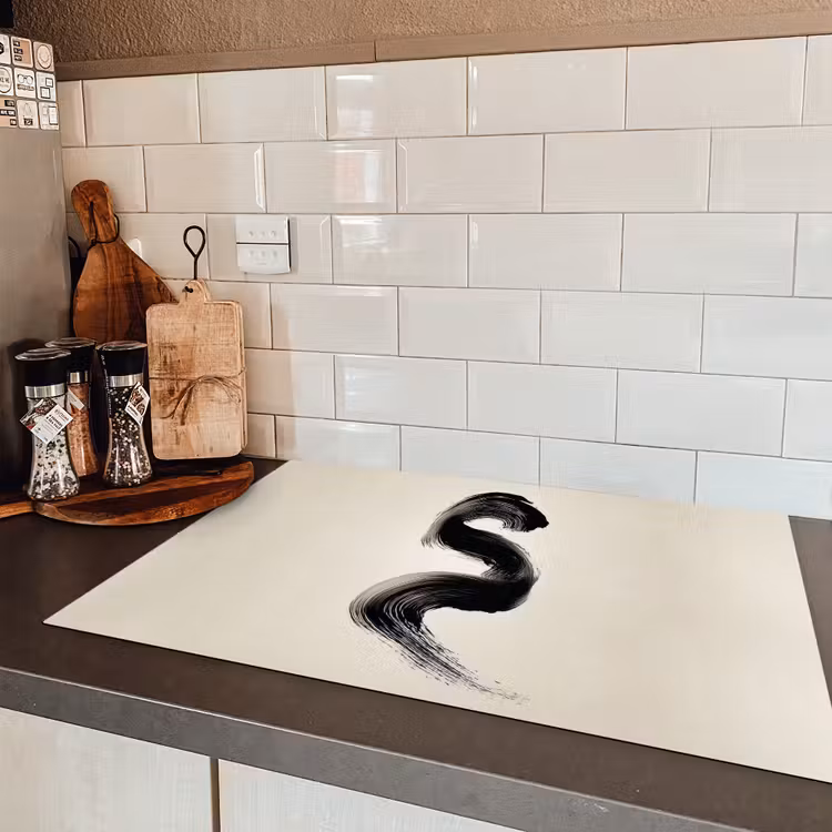 Penseelstreek - Zwart - Minimalistisch Inductie beschermer vinyl 3mm klein -sfeer3