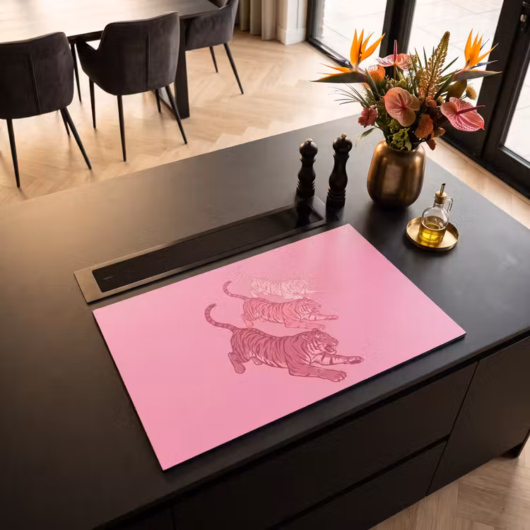 Kat - Springend - Dieren - Roze - Modern Inductie beschermer vinyl 3mm klein -sfeer5