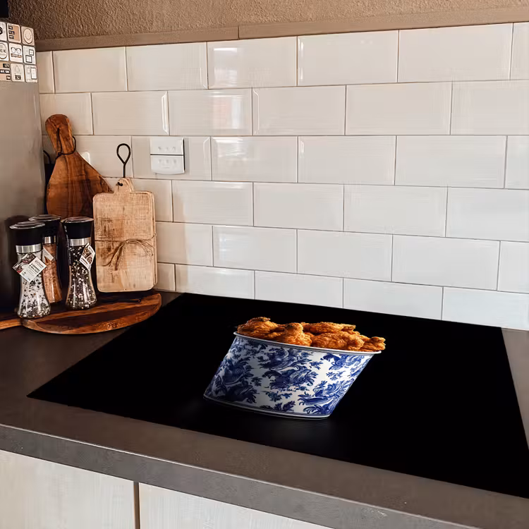 Kip - Bucket - Delfts blauw - Lekker Inductie beschermer vinyl 3mm klein -sfeer3