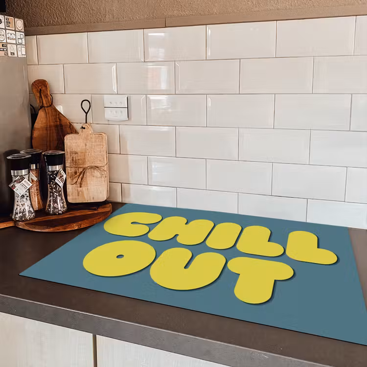 Chill out - Geel - Blauw Inductie beschermer vinyl 3mm klein -sfeer3