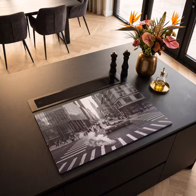 Stad - Straat - Gebouwen - Verkeer - Zwart-wit Inductie beschermer vinyl 3mm klein -sfeer5