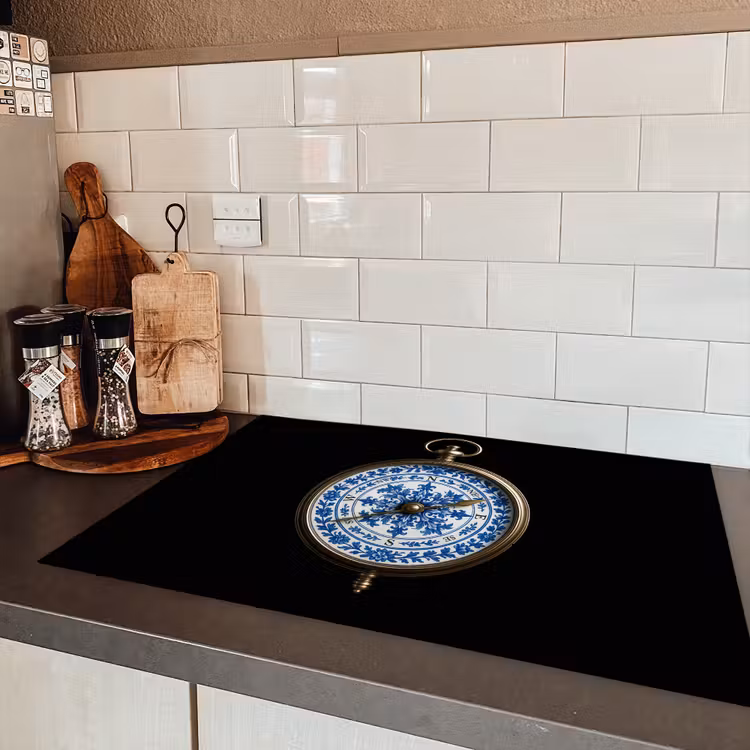 Kompas - Delfts blauw - Zwart Inductie beschermer vinyl 3mm klein -sfeer3