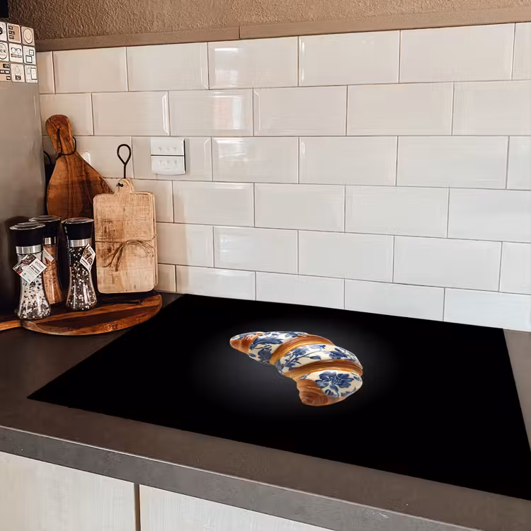 Croissant - Bloemenpatroon - Delftsblauw Inductie beschermer vinyl 3mm klein -sfeer3