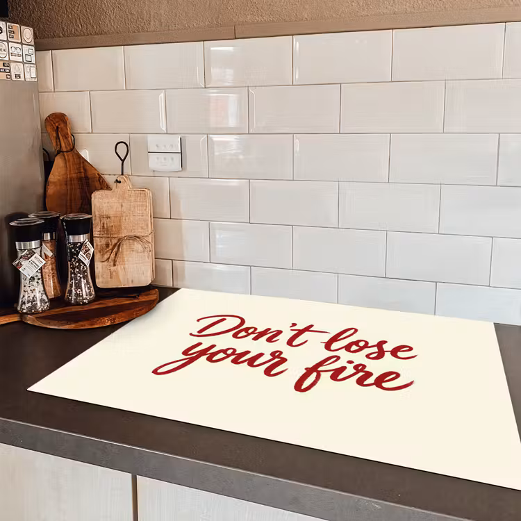 Don't lose your fire - Rood - Wit - Minimalistisch Inductie beschermer vinyl 3mm klein -sfeer3