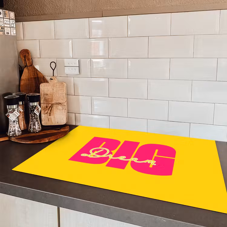 Dream big - Geel - Roze Inductie beschermer vinyl 3mm klein -sfeer3