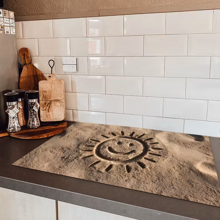 Gezichtje - Zon - Zand - Getekend Inductie beschermer vinyl 3mm klein -sfeer3