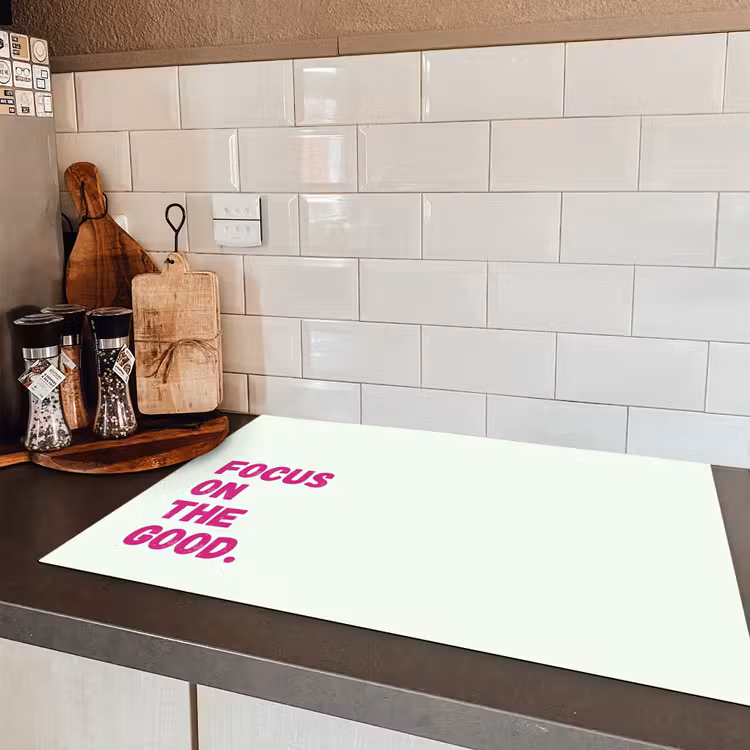 Focus on the good - Beige - Roze Inductie beschermer vinyl 3mm klein -sfeer3