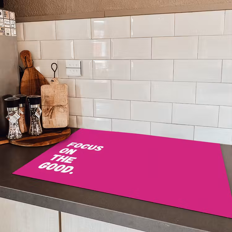 Focus on the good - Roze - Simple Inductie beschermer vinyl 3mm klein -sfeer3