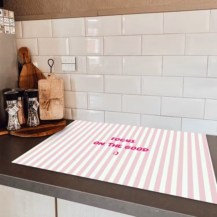 Focus on the good - Strepen - Roze - Smiley Inductie beschermer vinyl 3mm klein -sfeer3