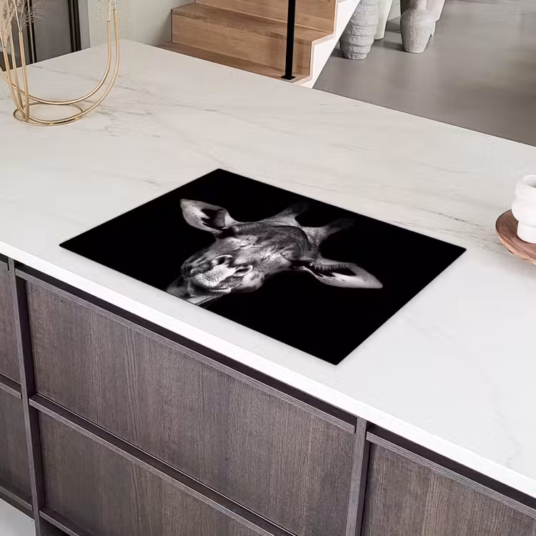 Giraffe - Portret - Dieren - Zwart - Wit Inductie beschermer vinyl 3mm klein -sfeer8