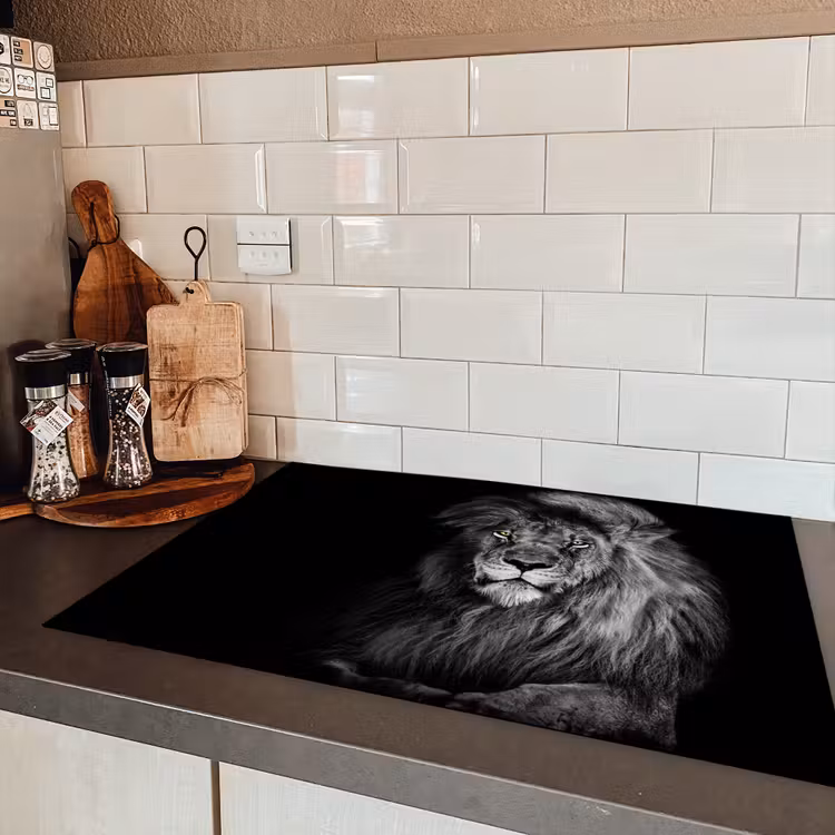 Leeuw - Ogen - Oranje - Zwart wit - Dieren - Portret Inductie beschermer vinyl 3mm klein -sfeer3
