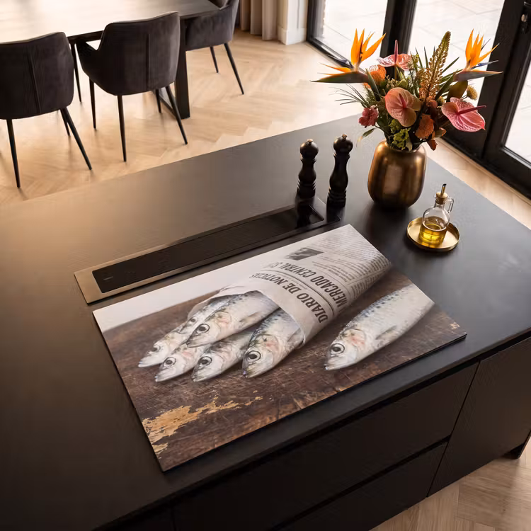 Induction Hob Cover - Little Sardine - newspaper - cutting board - Sardientje - krant - snijplank Inductie beschermer vinyl 3mm klein