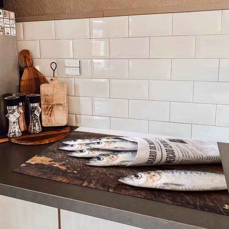 Induction Hob Cover - Little Sardine - newspaper - cutting board - Sardientje - krant - snijplank Inductie beschermer vinyl 3mm klein