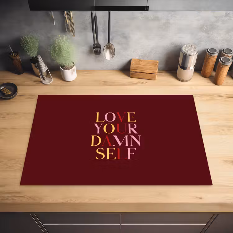 Love your damn self - Kleurrijk - Bordeaux Inductie beschermer vinyl 3mm klein -sfeer5