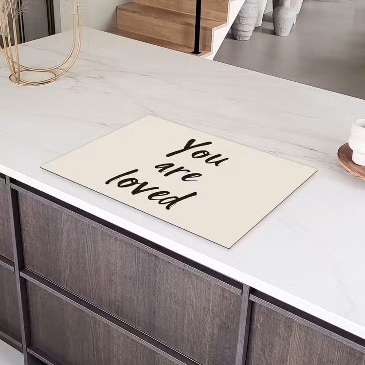 Minimalistisch - Beige - Love Inductie beschermer vinyl 3mm klein -sfeer8