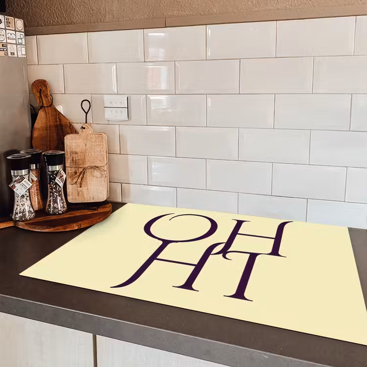 Oh hi - Geel - Monogram Inductie beschermer vinyl 3mm klein -sfeer3