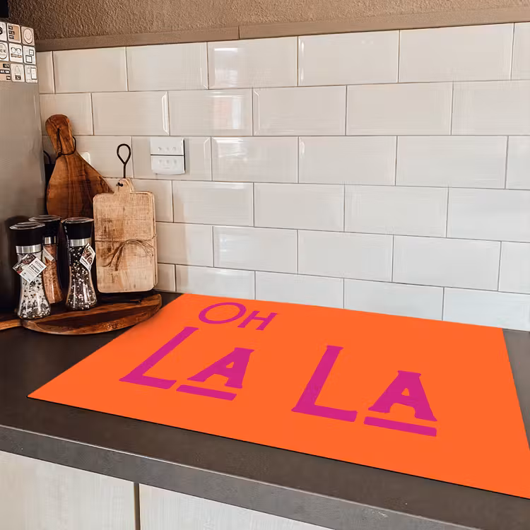 Oh la la - Oranje - Roze - Scheeflettertype Inductie beschermer vinyl 3mm klein -sfeer3