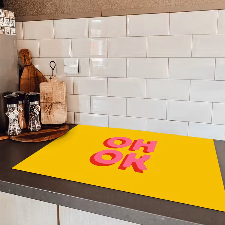 Oh ok - 3D - Geel - Roze Inductie beschermer vinyl 3mm klein -sfeer3