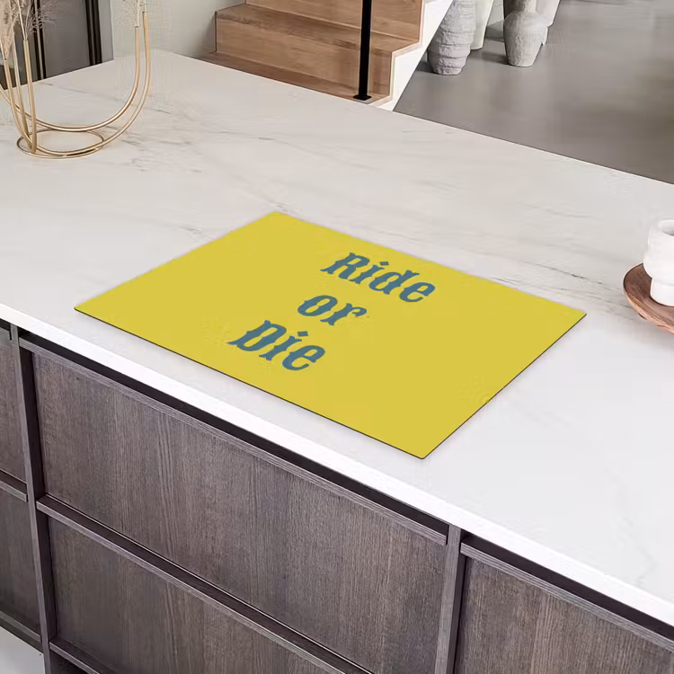 Ride or die - Geel - Blauw Inductie beschermer vinyl 3mm klein -sfeer8