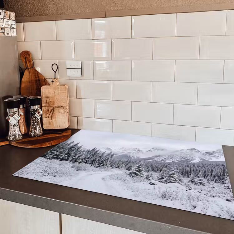 Weg - Bergen - Sneeuw - Naaldbos - Avontuurlijk Inductie beschermer vinyl 3mm klein -sfeer3