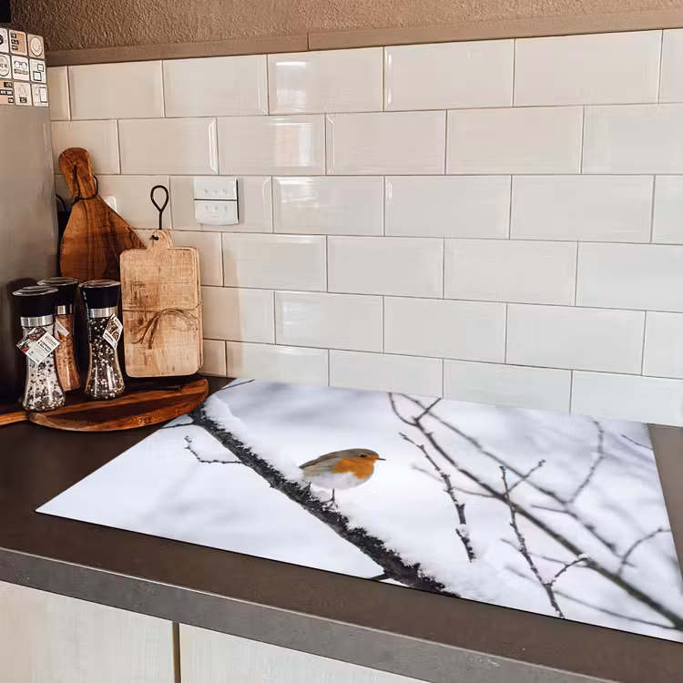 Roodborstje - Tak - Sneeuw - Winter - Levendig Inductie beschermer vinyl 3mm klein -sfeer3