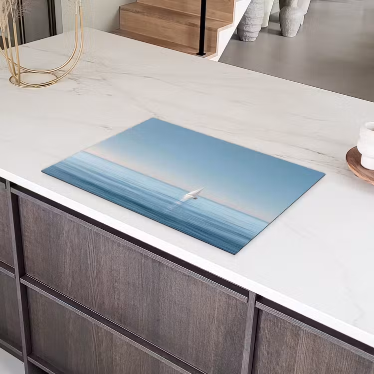 Zeilbootje - Kalme zee - Helderblauwe hemel Inductie beschermer vinyl 3mm klein -sfeer8