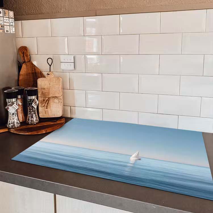 Zeilbootje - Kalme zee - Helderblauwe hemel Inductie beschermer vinyl 3mm klein -sfeer3