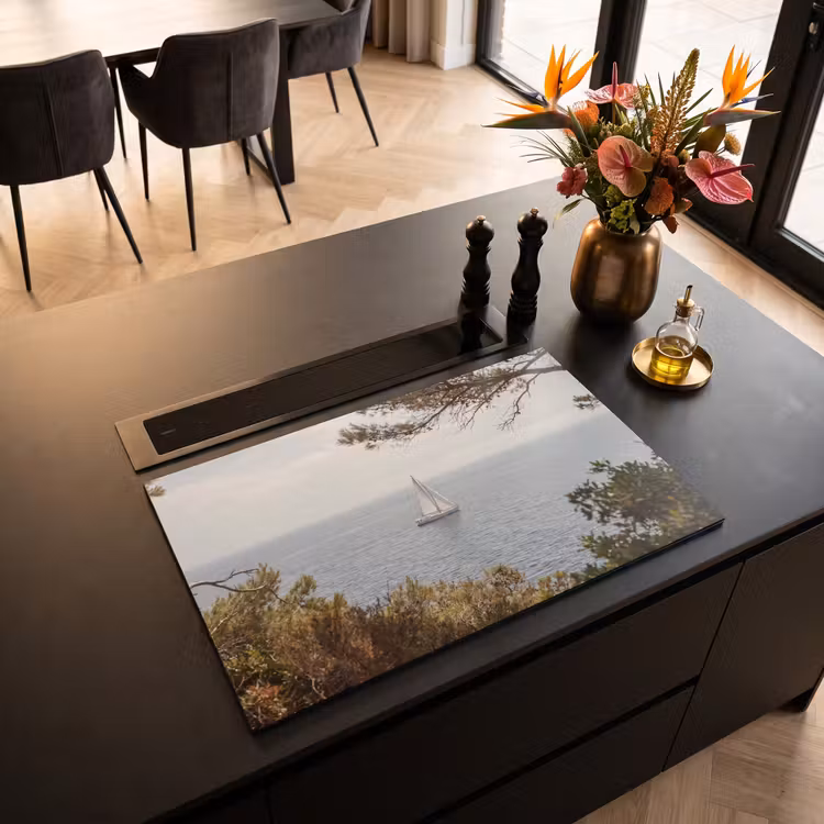 Induction Hob Cover - Sailboat - trees - water - Zeilboot - bomen - water Inductie beschermer vinyl 3mm klein