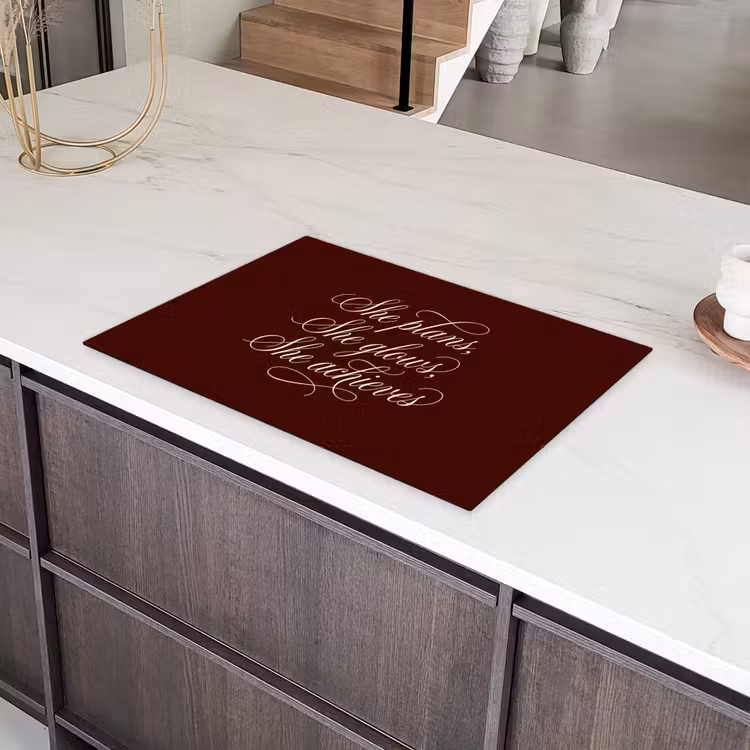 She plans she glows she achieves - Rood - Cursief Inductie beschermer vinyl 3mm klein -sfeer8