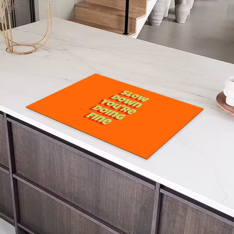 Slow down you're doing fine - Oranje - Simple Inductie beschermer vinyl 3mm klein -sfeer8